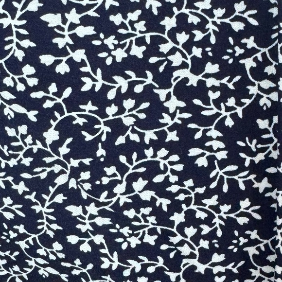 Emery Rose Navy Floral Print Blouse – Size 2XL - Picture 4 of 11